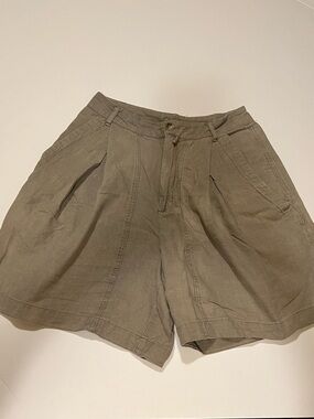 WOMEN’S OUTBACK RED SHORTS.